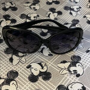 Elegant Black Sunglasses
